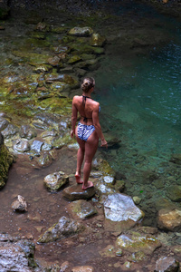穿着泳装的性感女人准备在山湖里游泳