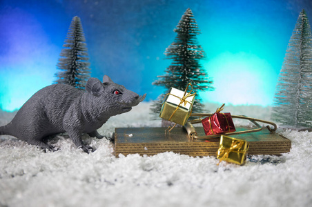 老鼠是2020年新年的象征。圣诞装饰和圣诞老人装饰可爱的棕色老鼠。