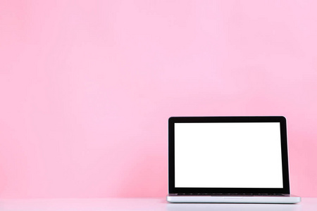 粉红色背景的笔记本电脑