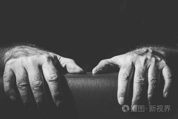 双手握住某物的特写镜头黑白相间