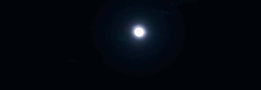满月。天上的满月