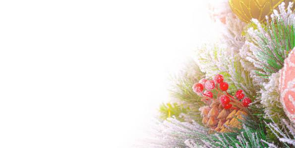 圣诞树上挂着白色背景的圣诞玩具。装饰。圣诞树装饰。放在文本下面。新年的旗帜。球挂在冷杉的树枝上。