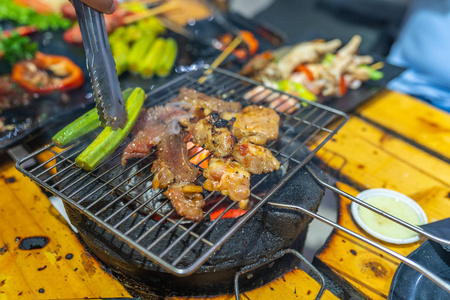 烧烤聚会上用炭炉腌制的肉和蔬菜