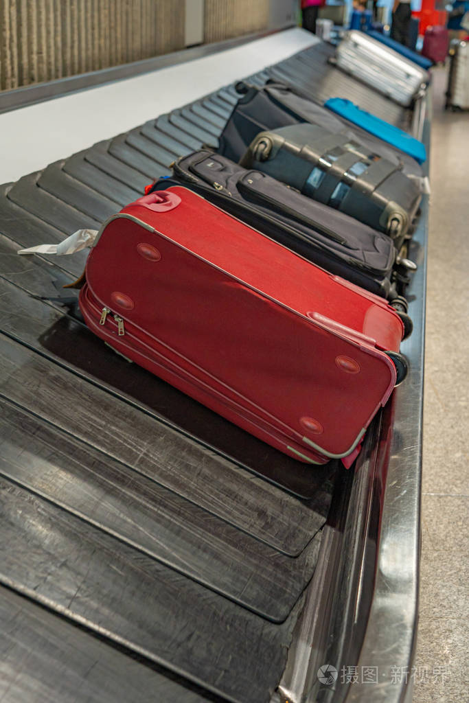 机场到达部行李传送带上的行李箱