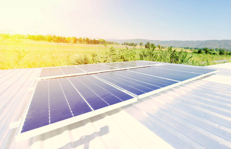 太阳能农场屋顶上的太阳能电池板