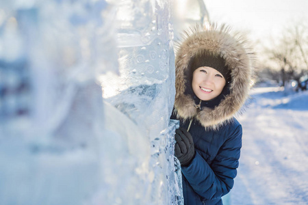 冬日户外冰天雪地中美丽微笑的年轻女子。冬季概念