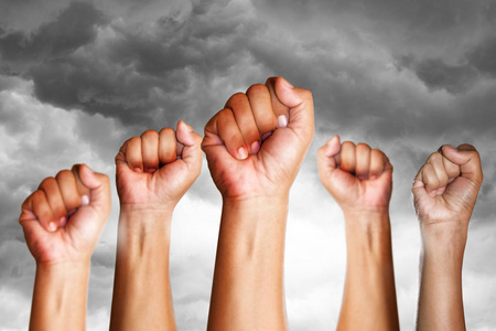 团队合作的理念,人们举起拳头空战照片