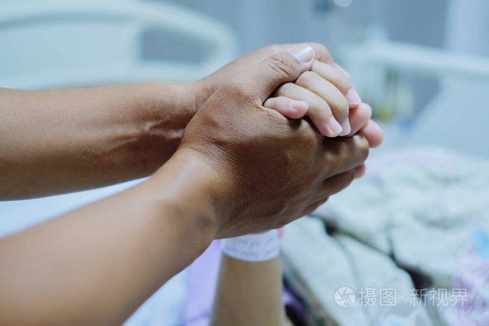 特写聚焦于病人的握手鼓励恩
