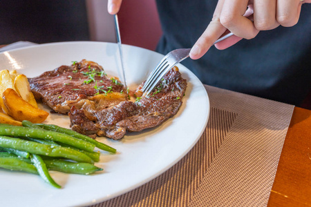 用刀叉在白板上切牛排照片