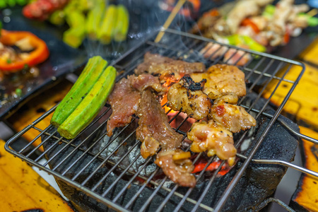 木炭炉上烤肉和蔬菜的特写照片图片