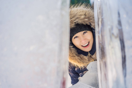 冬日户外冰天雪地中美丽微笑的年轻女子。冬季概念