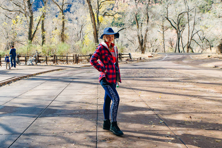 美国犹他州西南部斯普林代尔镇附近的锡安国家公园,戴着帽子的女孩