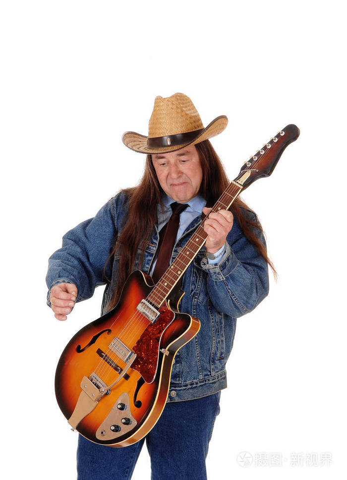 中年男人站着弹吉他