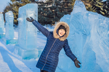 冬日户外冰天雪地中美丽微笑的年轻女子。冬季概念