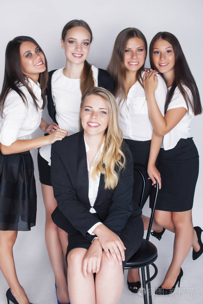 团队在工作上的胜利着装规范黑白官场生活方式真正体现了职场人的理念