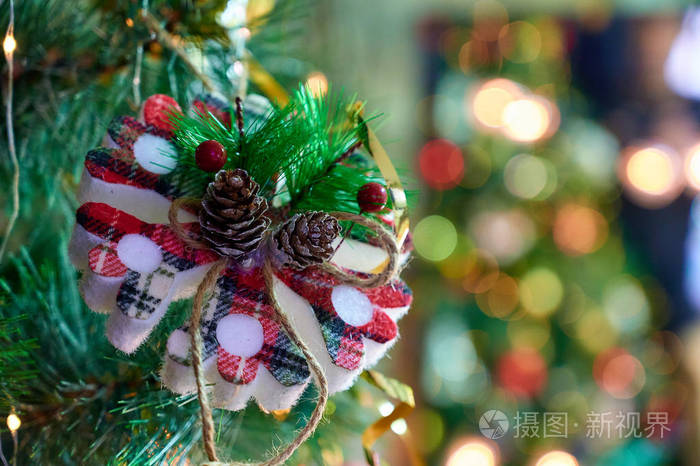 新年和圣诞节概念。以灯光为背景的新年假期圣诞树装饰的节日照片