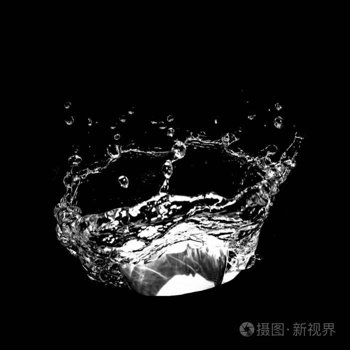 黑色背景上孤立的水飞溅