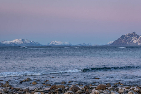 挪威洛弗顿岛上令人惊叹的日落。戏剧性的冬季景观