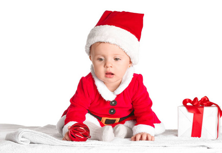 可爱的小宝宝穿着圣诞老人的服装，白色背景上有圣诞礼物