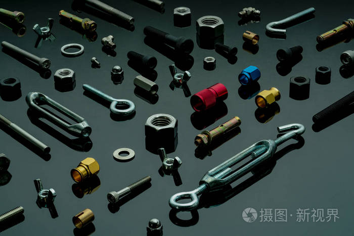 金属螺栓螺母和垫圈紧固件设备硬件工具车间桌子上的不同类型的螺母