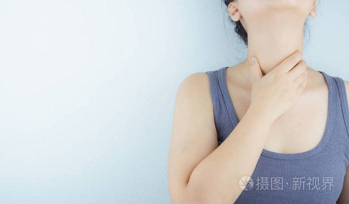 特写一个女人的手碰到了她喉咙痛的脖子