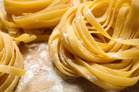 木板上的Tagliatelle意大利面，特写