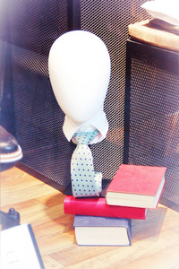 模特头戴领带站在橱窗里看书图片