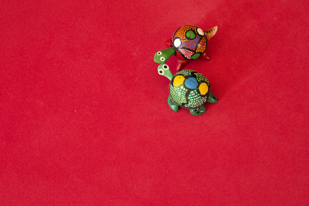 两只绿色和红色的乌龟，用墨西哥手工制作