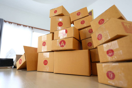 棕色盒子邮包多种尺寸准备快递，以便客户在家办公