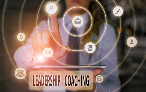 显示领导力辅导的文本标志。概念照片个性化的过程，建立一个领导者的能力。