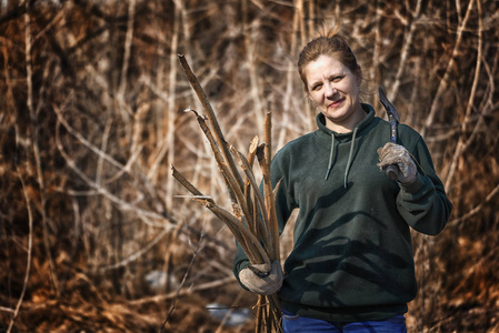 斧头的女人图片