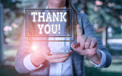 概念的意思是礼貌的表达时,承认礼品服务恭维妇女在灰色套房持有手机.