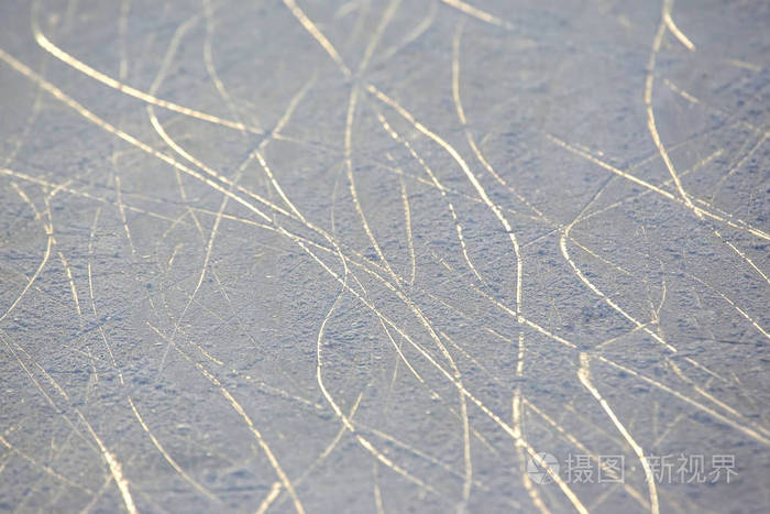 溜冰场上滑冰的明亮痕迹。背景和文本