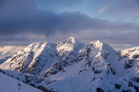 山景肖像Birnhorn Saalbach戏剧性的云朵完美的蓝天轻景意境