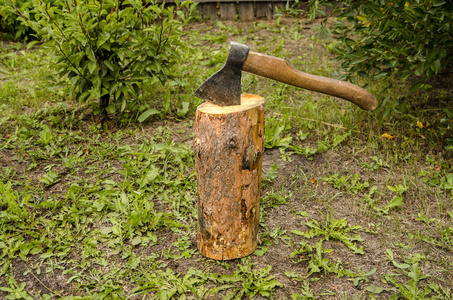 工人用斧子砍图片