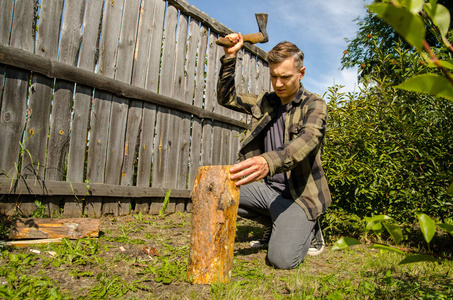 伐木工人砍树图片