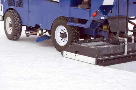 专用机械收冰机清理冰场。运输工业