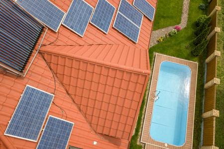 带太阳能电池板和水的新自治住宅鸟瞰图