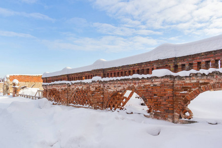 冬天旧庄园里的砖栅栏图片