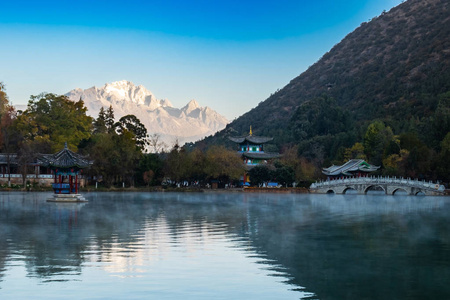 玉龙雪山坝黑龙潭之美图片