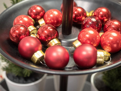 托盘上装饰性的小红球。圣诞节和新一年的装饰概念