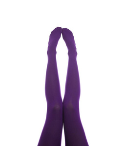 女人穿着白色背景的紫色紧身衣，腿部特写