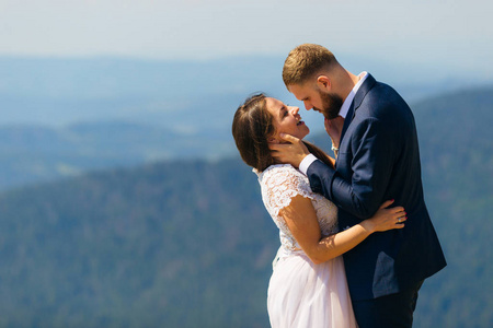 面对每一个疏浚幸福的新婚夫妇面对面地站在一起拥抱着每一个ot照片