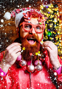 圣诞节或新年理发店概念。圣诞快乐，新年快乐。新年有趣的圣诞老人聚会。带饰物的胡子。