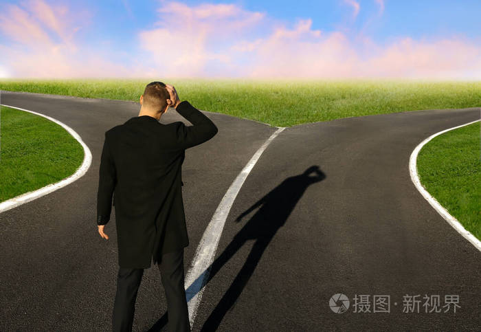 困惑的商人站在十字路口选择概念
