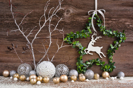 木制背景上的圣诞星和圣诞装饰品。