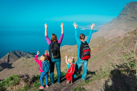 妈妈，爸爸和孩子们在海边的山上旅行，一家人在西班牙加那利群岛