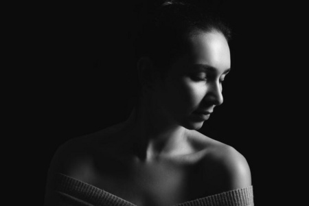 黑色比基尼黑底美女黑底美女在黑底白字的 paranja 穆斯林阿拉伯语