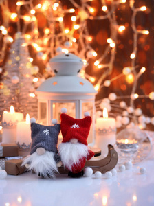 用小精灵蜡烛和节日装饰的圣诞构图
