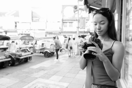 年轻美丽的旅游妇女探索曼谷市